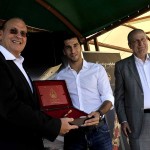 Henrikh Mkhitaryan receiving the pen from Dikran Tchablakian